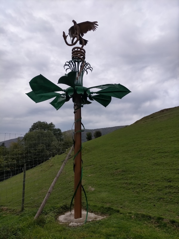 La lucha por la supervivencia / Escultura de hierro