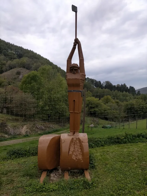 Aizkolari / Cortador de troncos / Escultura de hierro y hormigón Aizkolari / Cortador de troncos / Escultura de hierro y hormigón